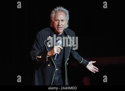 Hiawassee, GA, USA. 16 Oct, 2019. Gary Puckett sur scène pour Gary Puckett et Union Gap en concert, Anderson Music Hall, Georgia Mountain Fairgrounds, Hiawassee, GA 16 Octobre, 2019. Credit : Derek Storm/Everett Collection/Alamy Live News Banque D'Images