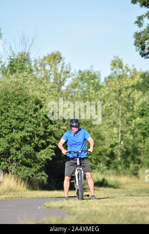 Triste homme retraité de l'athlète de l'exercice cycliste Banque D'Images