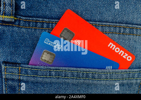 Revolut Monzo et coller les cartes bancaires à partir de la même poche de jeans. Concept pour un concours sur l'aileron, tech. Photo mise à plat. Banque D'Images