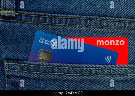Revolut Monzo et coller les cartes bancaires à partir de la même poche de jeans. Concept pour un concours sur l'aileron, tech. Photo mise à plat. Banque D'Images
