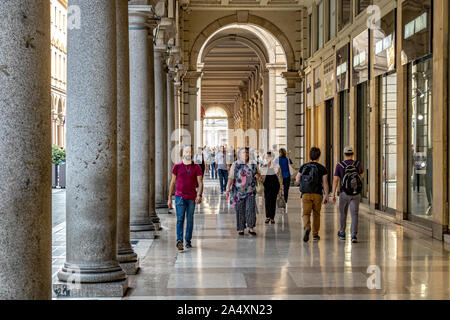 Les gens se promener par les portiques de marbre de la Via Roma, l'une de la principale zone commerçante de Turin, Italie Banque D'Images