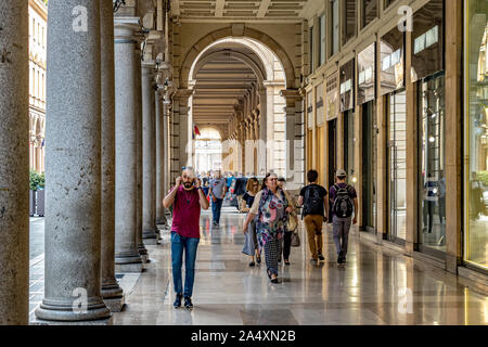 Les gens se promener par les portiques de marbre de la Via Roma, l'une de la principale zone commerçante de Turin, Italie Banque D'Images