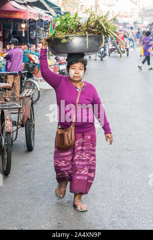 Mae Sot, Thaïlande - 3 Février 2019 : femme portant un bol plein de légumes. Le marché est une occurrence quotidienne Banque D'Images