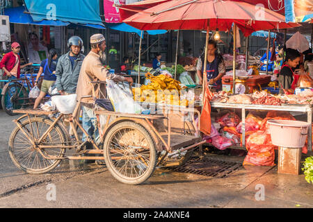 Mae Sot, Thaïlande - 3 Février 2019 : l'homme musulman avec location panier acheter la viande. Il y a des groupes ethniques dans l'towm. Banque D'Images