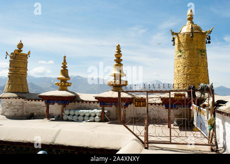 La terrasse sur le toit dans le monastère Deprung offre une vue panoramique sur les montagnes de l'Himalaya à Lhassa, au Tibet. Banque D'Images