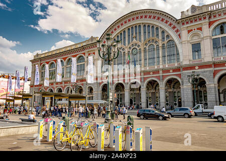 Louer des vélos à l'extérieur de l'avant l'entrée avant de Torino Porta Nuova de Turin, et la gare la plus achalandée principal ,Turin ,Italie Banque D'Images