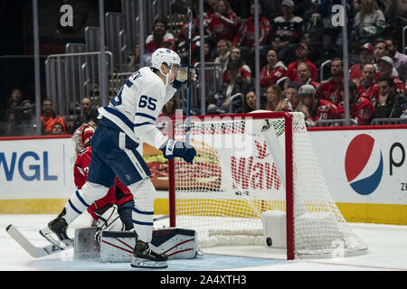 Washington, United States. 16 Oct, 2019. Toronto Maple Leafs Ilya droite Mikheïev (65) notes sur les Capitals de Washington Ilya gardien Samsonov (30) au cours de la première période à Capital One Arena à Washington, DC le mercredi, Octobre 16, 2019. Les capitales l'hôte des Maple Leafs de Toronto pour démarrer un jeu 3 home ce soir. Photo par Alex Edelman/UPI UPI : Crédit/Alamy Live News Banque D'Images