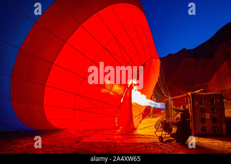 Ballon à air chaud d'être rempli avant de se soulever, Goreme, Cappadoce, Turquie Banque D'Images