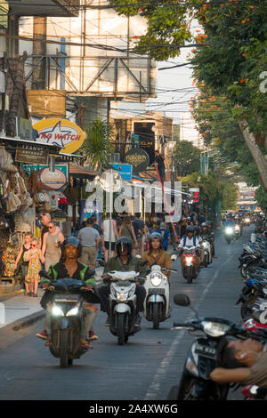 Le trafic sur la Jalan Pantai Kuta en Kuta Beach, Bali, Indonésie Banque D'Images