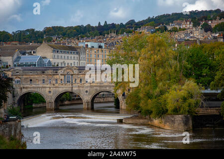 Vue sur le Pont Pulteney et rivière Avon, Bath, Somerset, Angleterre Banque D'Images