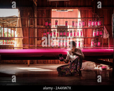 Lac Inle, MYANMAR - CIRCA DÉCEMBRE 2017 : femme birmane le lotus le tissage de la soie dans le village artisanal de Lac Inle Banque D'Images