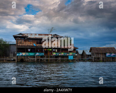 Lac Inle, MYANMAR - CIRCA DÉCEMBRE 2017 : maison typique et un restaurant construit sur pilotis dans le lac Inle, Myanmar Banque D'Images