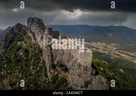 Vue aérienne du château de Peyrepertuse en France avec ciel dramatique Banque D'Images