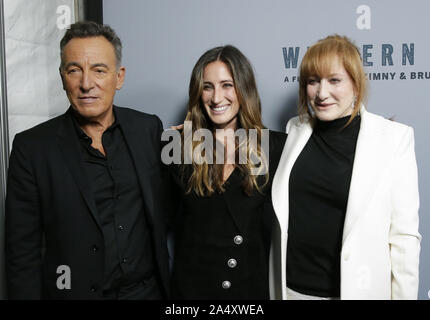 New York, États-Unis. 16 Oct, 2019. Bruce Springsteen, Jessica Rae Springsteen et auteur-compositeur américain Patti Scialfa arrivent sur le tapis rouge à la projection spéciale de New York Ouest 'étoile' à Metrograph à New York le mercredi, Octobre 16, 2019. Photo de John Angelillo/UPI UPI : Crédit/Alamy Live News Banque D'Images