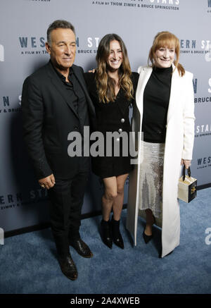 New York, États-Unis. 16 Oct, 2019. Bruce Springsteen, Jessica Rae Springsteen et auteur-compositeur américain Patti Scialfa arrivent sur le tapis rouge à la projection spéciale de New York Ouest 'étoile' à Metrograph à New York le mercredi, Octobre 16, 2019. Photo de John Angelillo/UPI UPI : Crédit/Alamy Live News Banque D'Images