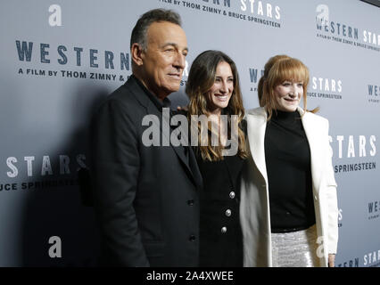 New York, États-Unis. 16 Oct, 2019. Bruce Springsteen, Jessica Rae Springsteen et auteur-compositeur américain Patti Scialfa arrivent sur le tapis rouge à la projection spéciale de New York Ouest 'étoile' à Metrograph à New York le mercredi, Octobre 16, 2019. Photo de John Angelillo/UPI UPI : Crédit/Alamy Live News Banque D'Images