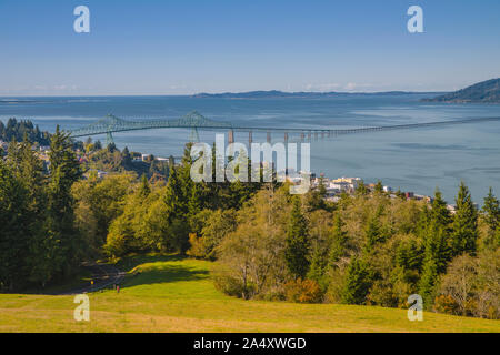 L'Astoria-Megler Pont ville d'Astoria et la baie. Banque D'Images