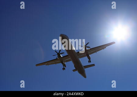 De Havilland Canada DHC-8 Dash 8 Porter Airlines en vol, le 18 mars 2016 Banque D'Images