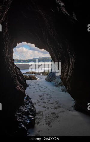 À partir de la grotte de la mer le long de la côte du Pacifique Banque D'Images