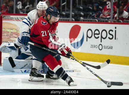 Washington, United States. 16 Oct, 2019. Les Capitals de Washington l'aile droite (21) Grenat Hathaway batailles défenseur des Maple Leafs de Toronto Morgan Rielly (44) au cours de la deuxième période à Capital One Arena à Washington, DC le mercredi, Octobre 16, 2019. Les capitales l'hôte des Maple Leafs de Toronto pour démarrer un jeu 3 home ce soir. Photo par Alex Edelman/UPI UPI : Crédit/Alamy Live News Banque D'Images