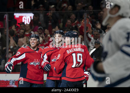 Washington, United States. 16 Oct, 2019. Les Capitals de Washington le défenseur John Carlson (74) célèbre avec ses coéquipiers après avoir marqué au cours de la deuxième période à Capital One Arena à Washington, DC le mercredi, Octobre 16, 2019. Les capitales l'hôte des Maple Leafs de Toronto pour démarrer un jeu 3 home ce soir. Photo par Alex Edelman/UPI UPI : Crédit/Alamy Live News Banque D'Images