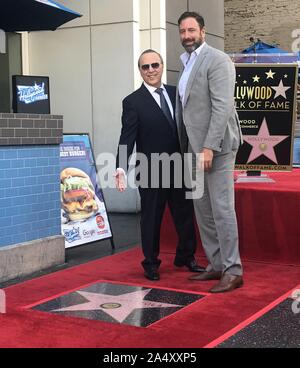 15 octobre 2019, Hollywood, Californie, USA : J16073CHW.La Chambre de commerce de Hollywood Mogul Tommy Mottola Musique spécialisé avec étoile sur le Hollywood Walk of Fame.6270 Hollywood Boulevard à côté de l'hôtel W, Hollywood, Californie, USA .10/10/2019 .TOMMY MOTTOLA ET GUEST .Â©Clinton H.Wallace/Photomundo/ Photos International Inc (crédit Image : © Clinton Wallace/Globe Photos via Zuma sur le fil) Banque D'Images