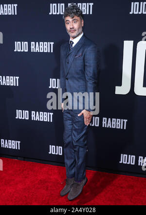 HOLLYWOOD, LOS ANGELES, CALIFORNIE, USA - 15 OCTOBRE : Taika Waititi Directeur portant un costume Etro arrive à la première de Los Angeles Fox Searchlight's 'Jojo Lapin' tenue à l'American Legion 43 Hollywood Post le 15 octobre 2019 à Hollywood, Los Angeles, Californie, États-Unis. (Photo par Xavier Collin/Image Press Office) Banque D'Images