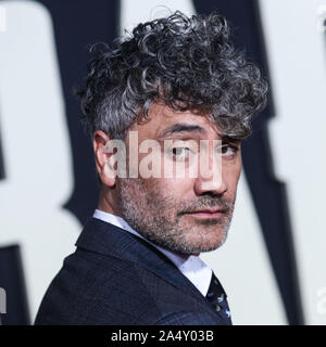 HOLLYWOOD, LOS ANGELES, CALIFORNIE, USA - 15 OCTOBRE : Taika Waititi Directeur portant un costume Etro arrive à la première de Los Angeles Fox Searchlight's 'Jojo Lapin' tenue à l'American Legion 43 Hollywood Post le 15 octobre 2019 à Hollywood, Los Angeles, Californie, États-Unis. (Photo par Xavier Collin/Image Press Office) Banque D'Images