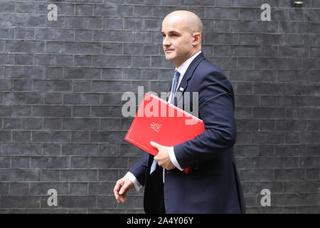 Londres, Royaume-Uni. 16 Oct, 2019. Jake Berry, Ministre d'État à l'usine du nord et la croissance locale arrive à Downing Street pour assister à la réunion hebdomadaire du cabinet avant le sommet de l'Union européenne les 17 et 18 octobre. Le Conseil européen se penchera sur un certain nombre de questions importantes, y compris Brexit. Credit : SOPA/Alamy Images Limited Live News Banque D'Images