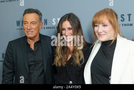 New York, NY - 16 octobre 2019 : Bruce Springsteen, Jessica Springsteen Patti Scialfa et assister à la projection spéciale de New York d'étoiles de l'Ouest à Metrograph Banque D'Images