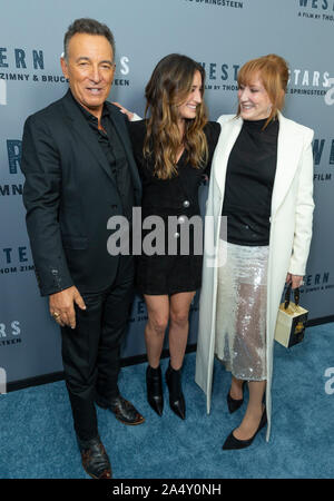 New York, NY - 16 octobre 2019 : Bruce Springsteen, Jessica Springsteen Patti Scialfa et assister à la projection spéciale de New York d'étoiles de l'Ouest à Metrograph Banque D'Images