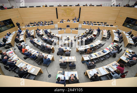 Stuttgart, Allemagne. 16 Oct, 2019. Les membres du parlement s'asseoir dans leur siège pendant la 100e session du parlement de l'état de Bade-Wurtemberg. Crédit : Sébastien Gollnow/dpa/Alamy Live News Banque D'Images