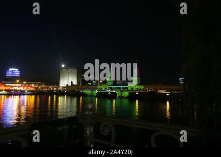 Berlin, Allemagne. 16 Oct, 2019. À Berlin, de nombreux bâtiments sont éclairés de façon spectaculaire lors de la 'Fête des Lumières' et à 'Berlin' s'allume. La photo montre Oberbaumbrücke à Berlin-Friedrichshain/Kreuzberg. (Photo par Simone Kuhlmey/Pacific Press) Credit : Pacific Press Agency/Alamy Live News Banque D'Images