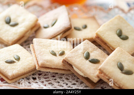 Biscuits à la crème de raisins secs faits main Banque D'Images
