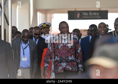 (191017) -- NAIROBI, 17 octobre 2019 (Xinhua) -- Le président Kenyan Uhuru Kenyatta assiste à la cérémonie de lancement d'écartement standard du Kenya railway (SGR) Phase 2A à Maai Mahiu Gare au Kenya, le 16 octobre 2019. Le Président kenyan Uhuru Kenyatta le mercredi a lancé la 120-km Nairobi-Naivasha SGR qui devrait transformer l'arrière-pays du pays grâce à une meilleure circulation des passagers et du fret. Communication de la Chine Entreprise de construction mis en œuvre la phase 2A de la SGR dont le Landmark dispose d'inclure cinq stations qui facilitera le transport des passagers ainsi que 3 tunnels, 29 ponts et 14 Banque D'Images