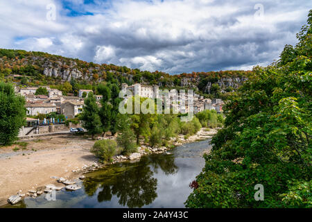 Village médiéval de Vogue en Ardèche, Rhône-Alpes, France Banque D'Images