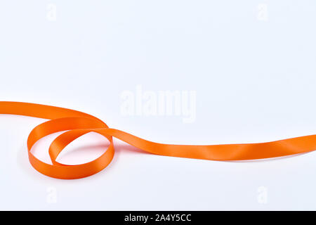 Ruban frisé orange sur fond blanc, les éléments de décoration Banque D'Images