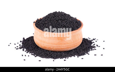 Les graines de cumin noir dans le bol en bois, isolé sur fond blanc. Nigella Sativa. Banque D'Images