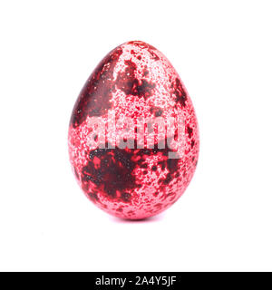 Quail easter egg couleur rose, isolé sur fond blanc. Concept de Pâques. Macro Banque D'Images