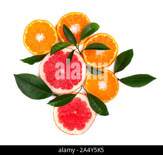 Agrumes isolé sur fond blanc. Agrumes isolés. Morceaux de mandarine, pamplemousse rose et orange isolé sur fond blanc, avec Banque D'Images