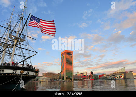 Vue front de Baltimore Inner Harbor marina et les toits de la ville avec l'USS Constelation bateau historique sur l'avant-plan Banque D'Images