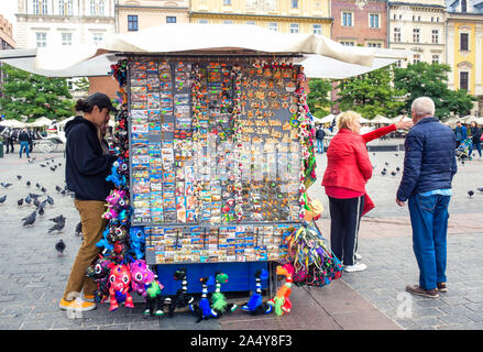 Boutique de souvenirs, kiosque qui vend des souvenirs aux touristes situé à place de la ville principale du marché dans la vieille ville de Cracovie, la plus célèbre destination touristique en Pologne Banque D'Images