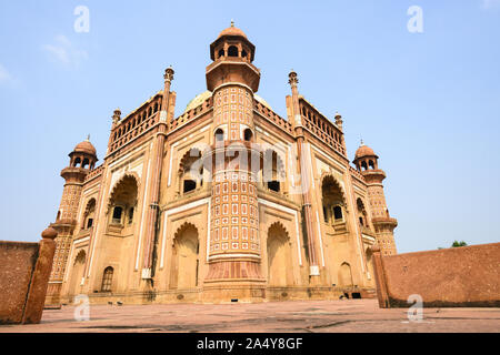 Vue imprenable sur le tombeau de Safdarjung avec ses fenêtres cintrées et d'un dôme rouge brun et blanc couleur des structures. Banque D'Images