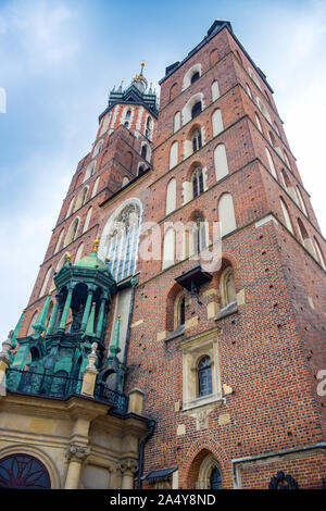 Les touristes qui visitent la Basilique Sainte-Marie, une ancienne église polonaise gothique brique à côté de la place principale de la ville de Cracovie, Pologne Banque D'Images