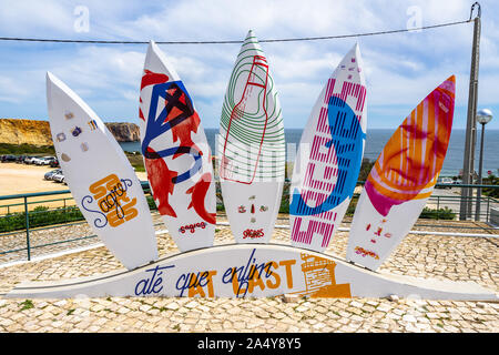 Surf monument à Sagres, une destination populaire au Portugal pour les amateurs de surf. Sagres, Algarve, Portugal, Avril 2019 Banque D'Images