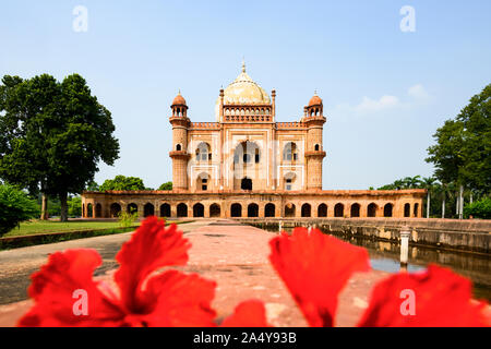 (Selective focus) avec une vue magnifique sur le tombeau de Safdarjung en arrière-plan et de l'Hibiscus rouge floue au premier plan. New Delhi, Inde. Banque D'Images