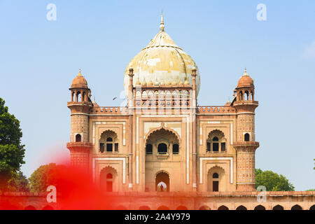 (Selective focus) avec une vue magnifique sur le tombeau de Safdarjung en arrière-plan et de l'Hibiscus rouge floue au premier plan. New Delhi, Inde. Banque D'Images