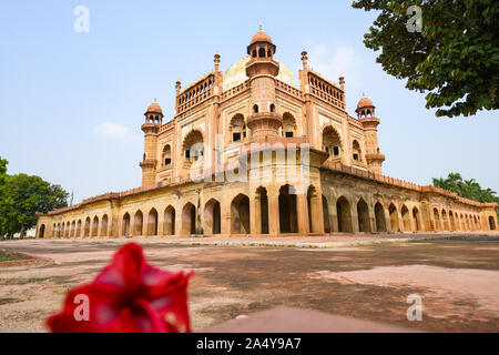 (Selective focus) avec une vue magnifique sur le tombeau de Safdarjung en arrière-plan et de l'Hibiscus rouge floue au premier plan. New Delhi, Inde. Banque D'Images