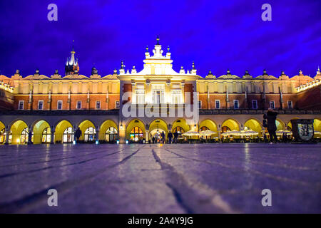 La Halle aux Draps bâtiment dans la nuit, l'élément central de la place du marché dans la vieille ville de Cracovie, Pologne Banque D'Images