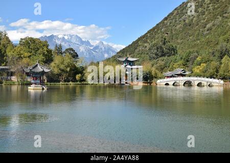 Black Dragon Lagoon à Lijiang, une ville dans la province du Yunnan en Chine est un célèbre étang dans le scenic Jade Spring Park. La neige du Dragon de Jade Banque D'Images